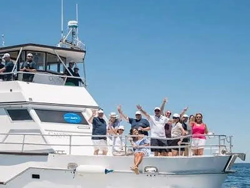 Catamarán de paseo con pasajeros saludando desde cubierta en Punta del Este