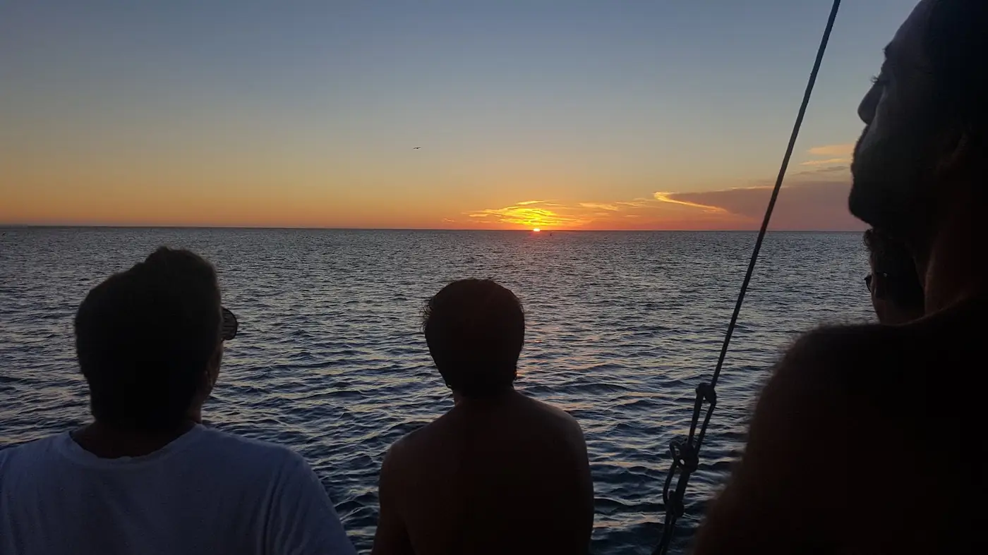 Grupo mirando el atardecer desde un yate en Punta del Este
